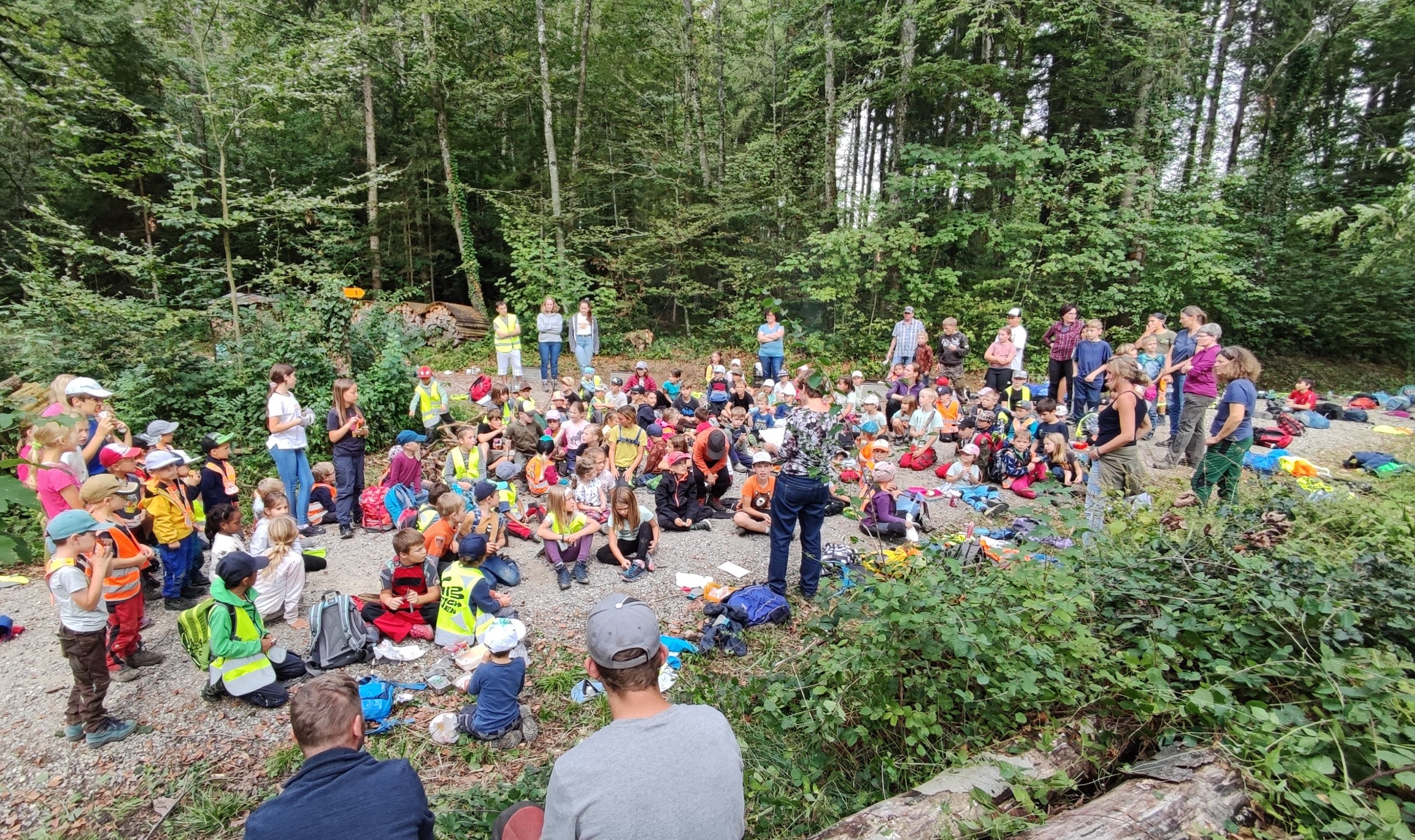 Am 15.09.2023 führten wir einen ThurForst-Waldtag mit der Schule Neunforn durch. 130 Kinder der Schulgemeinde Neunforn konnten entdecken, erleben, fühlen, schmecken, Bäume schützen und pflanzen und vieles mehr. Zusammen mit Christoph Heimgartner und unseren Forstwarten und Lehrlingen führten wir unseren fünften Waldtag durch. Es war toll.
